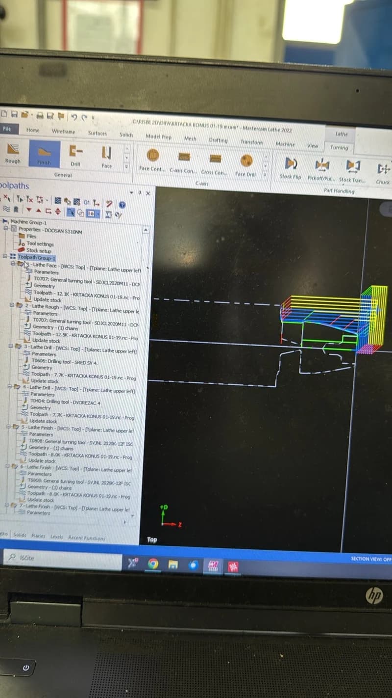 Ein Screenshot von Mastercam Lathe 2022, der die Werkzeugwege für eine Drehmaschine zeigt. Die Softwareoberfläche ist mit verschiedenen Werkzeugwegoptionen und einer grafischen Darstellung des Werkstücks zu sehen.